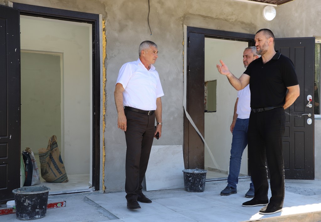 Аким Микиров проинспектировал обновление Малокозыревской школы в Кизлярском районе