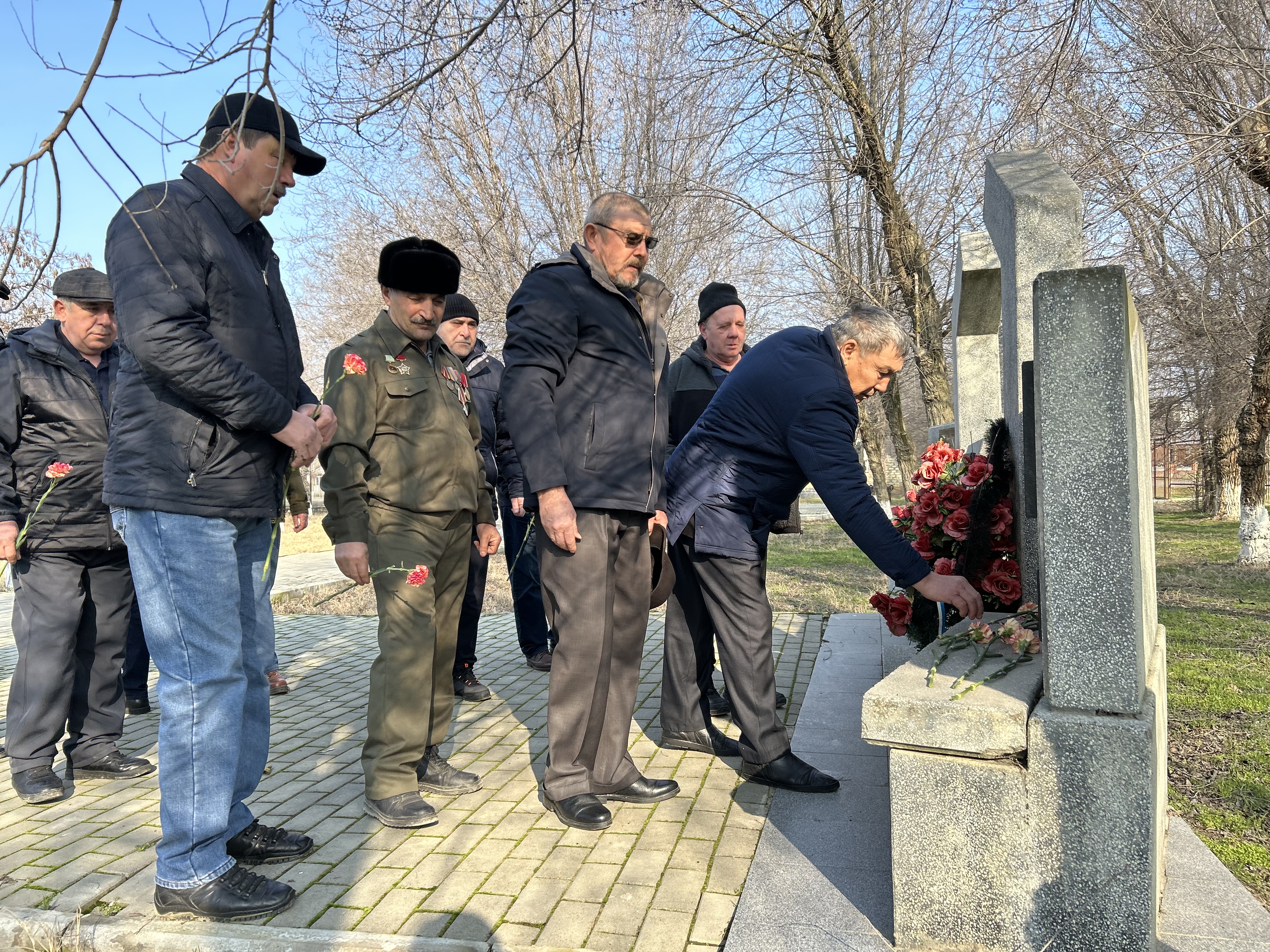 Церемония возложения цветов к подножию памятника воинам-интернационалистам прошла в Тарумовском районе