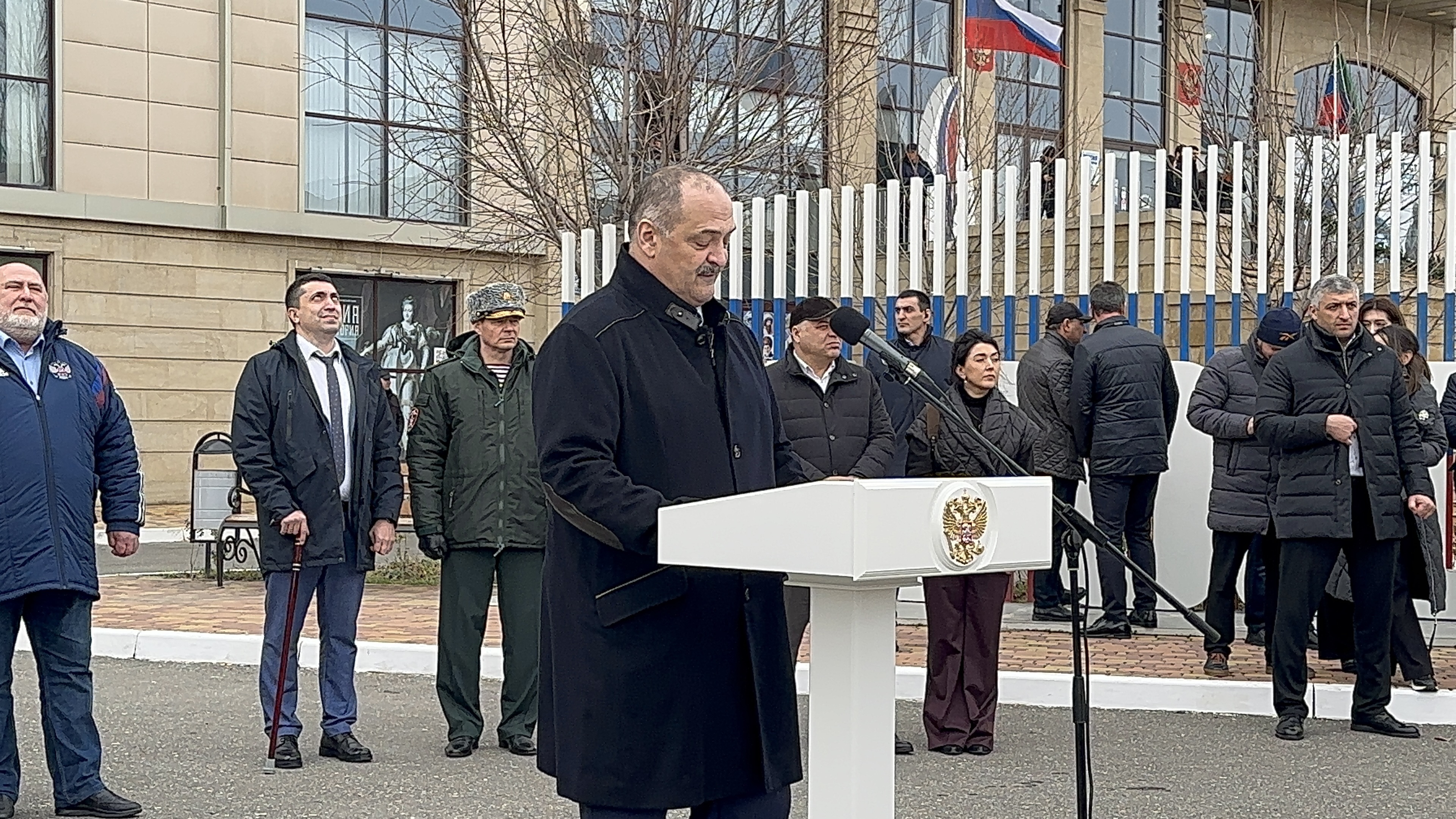 В Махачкале состоялось поднятие российского флага в рамках акции «Равнение на флаг»