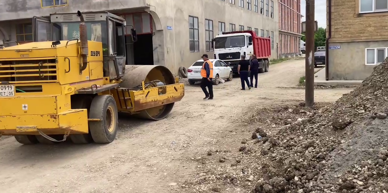 В Хасавюрте продолжаются работы по благоустройству дорожной инфраструктуры города