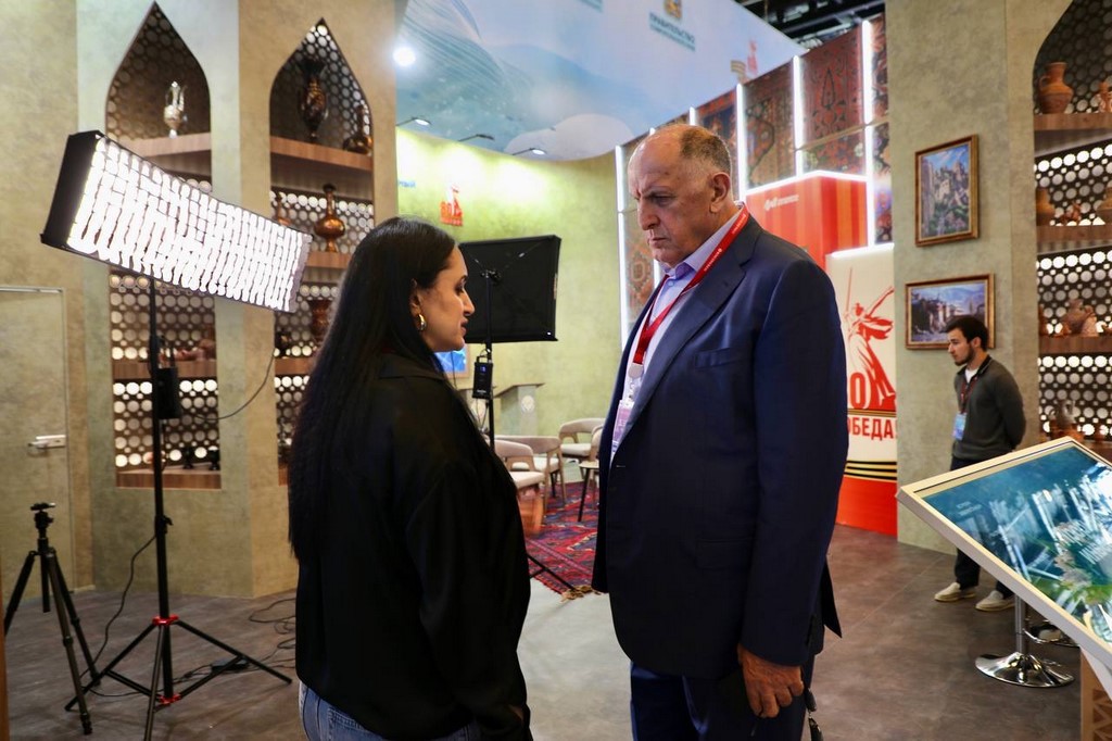 Абдулмуслим Абдулмуслимов посетил стенд Дагестана на КИФ-2025