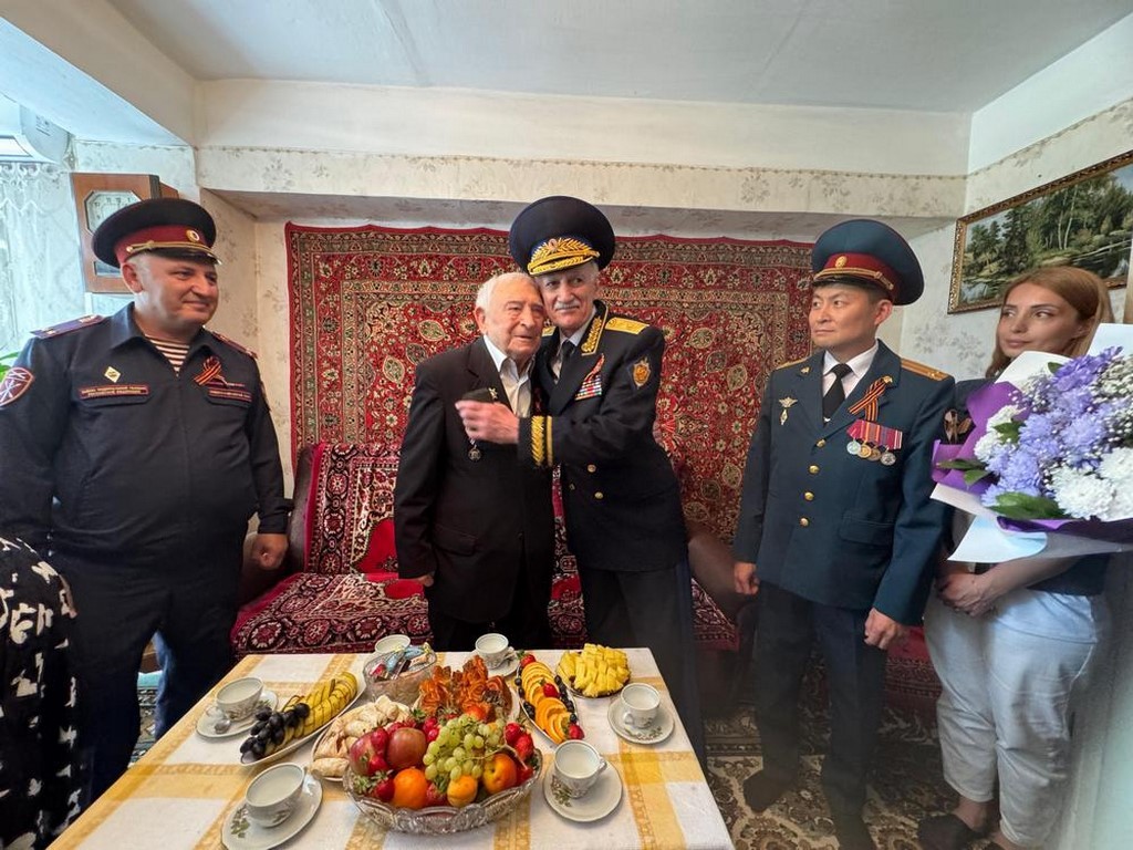 Росгвардейцы Дагестана провели персональный парад для ветерана Великой Отечественной войны Юрия Петрухина