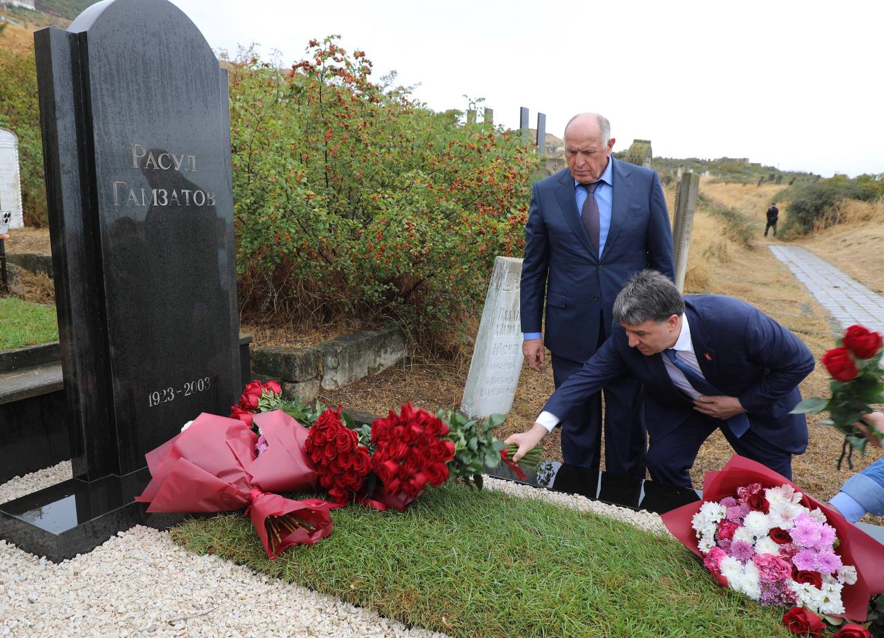 В Махачкале почтили память народного поэта Дагестана Расула Гамзатова