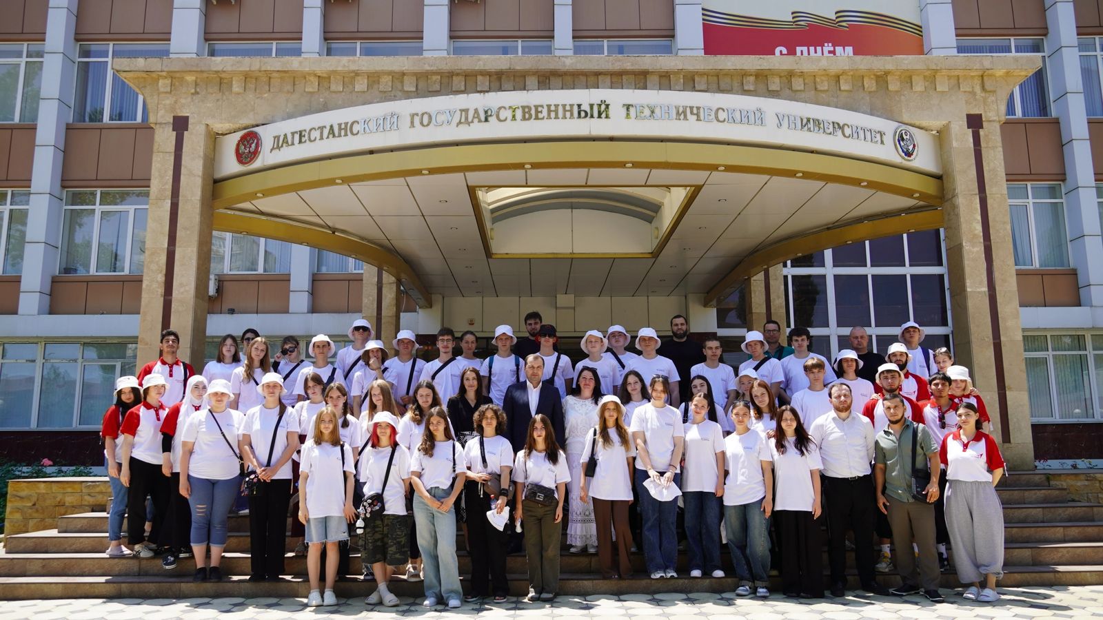 Делегацию детей из новых субъектов России принял ДГТУ