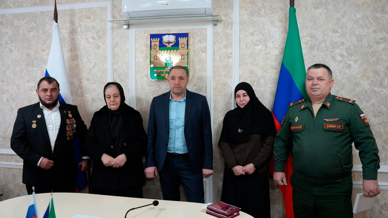 Мэр Хасавюрта передал орден Мужества и орден Святого Георгия IV степени семье погибшего участника СВО