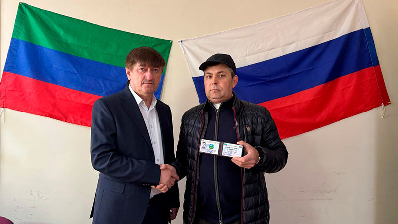 В Цунтинском районе новым депутатам вручили удостоверения