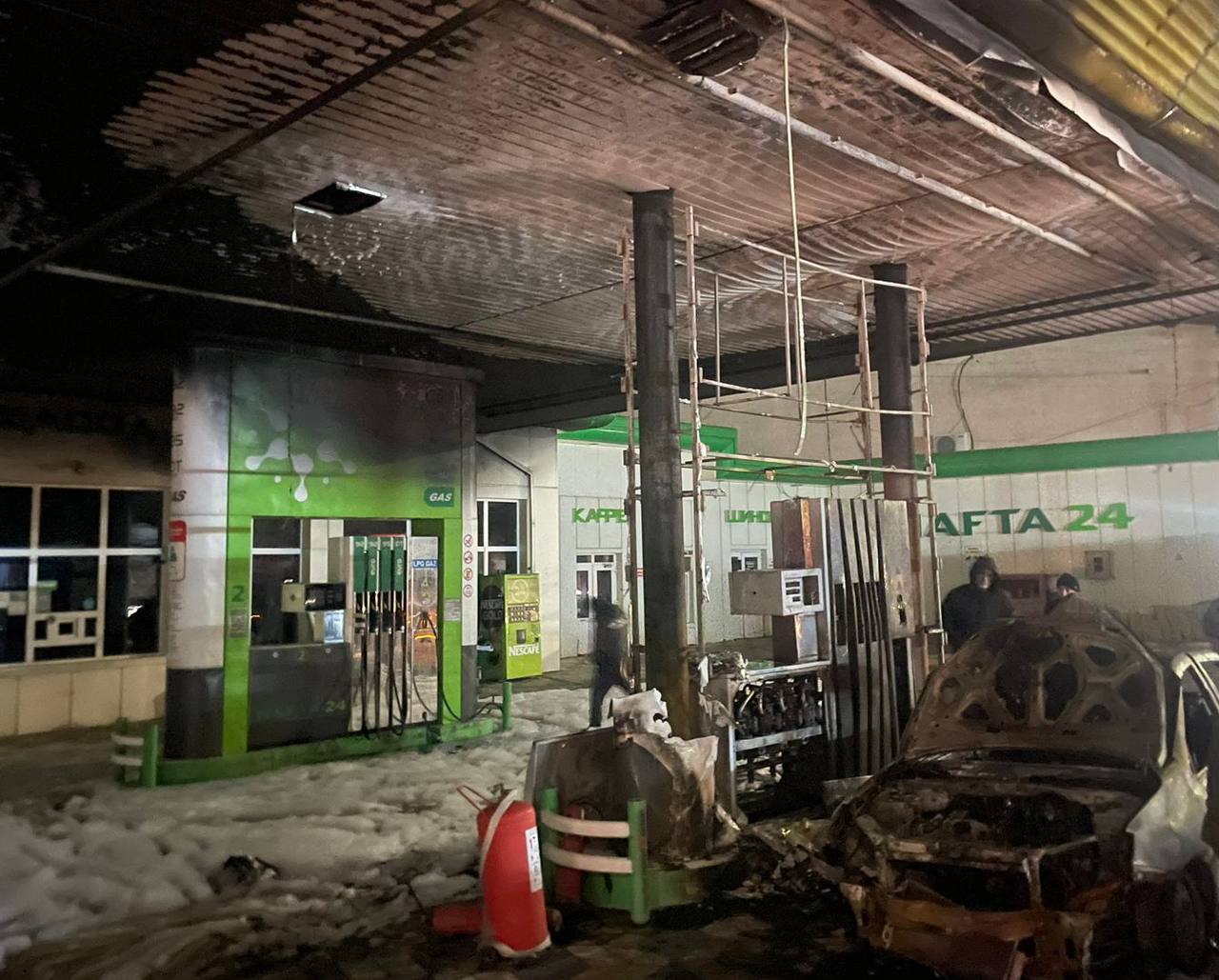 В Махачкале сгорела заправка и автомобиль, идет проверка