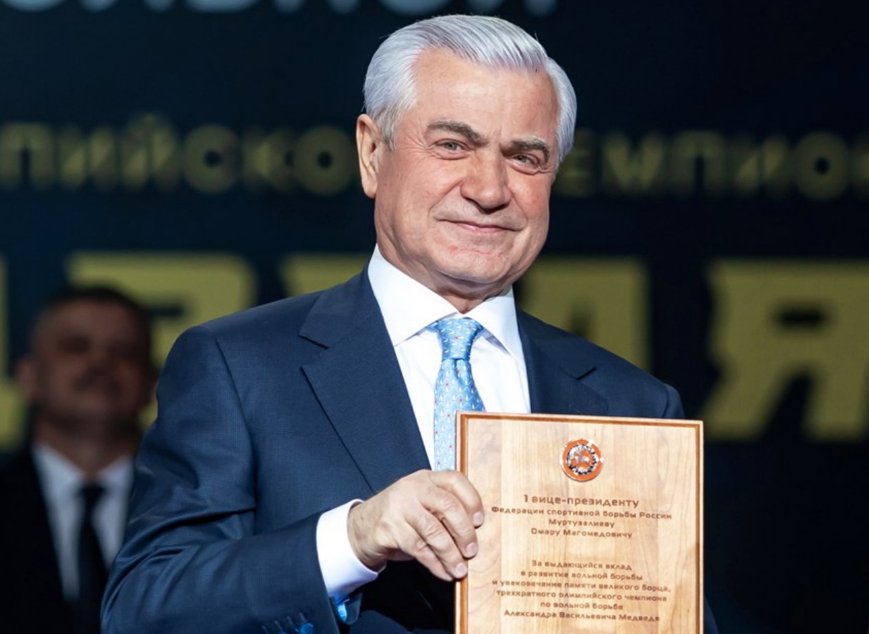 Международная федерация борьбы отметила заслуги мецената Омара Муртузалиева