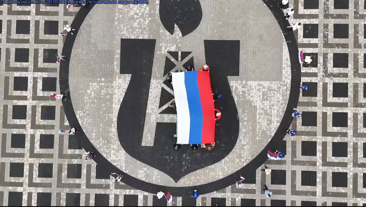 В Южно-Сухокумске торжественно развернули Государственный флаг России