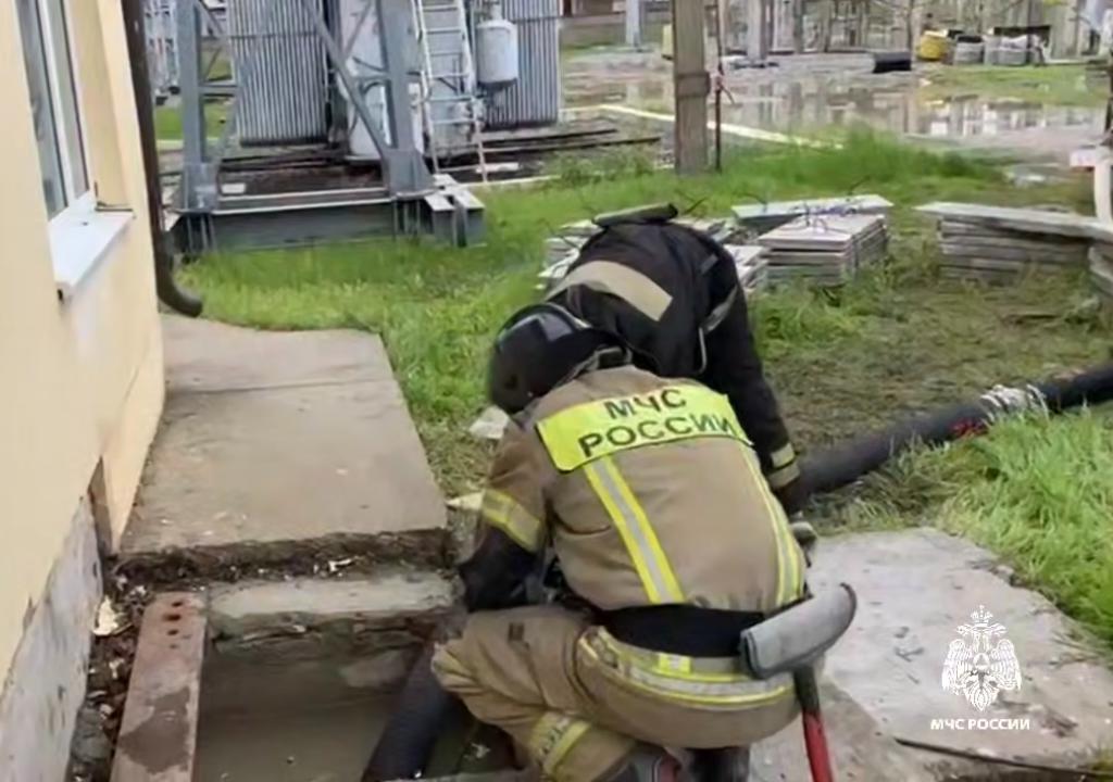 Спасатели оказывают помощь пострадавшим от дождей в Дагестане