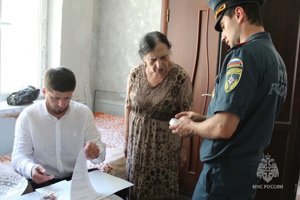 Депутат Джамаладин Гасанов помог обеспечить пожарными извещателями 800 многодетных семей в Дагестане