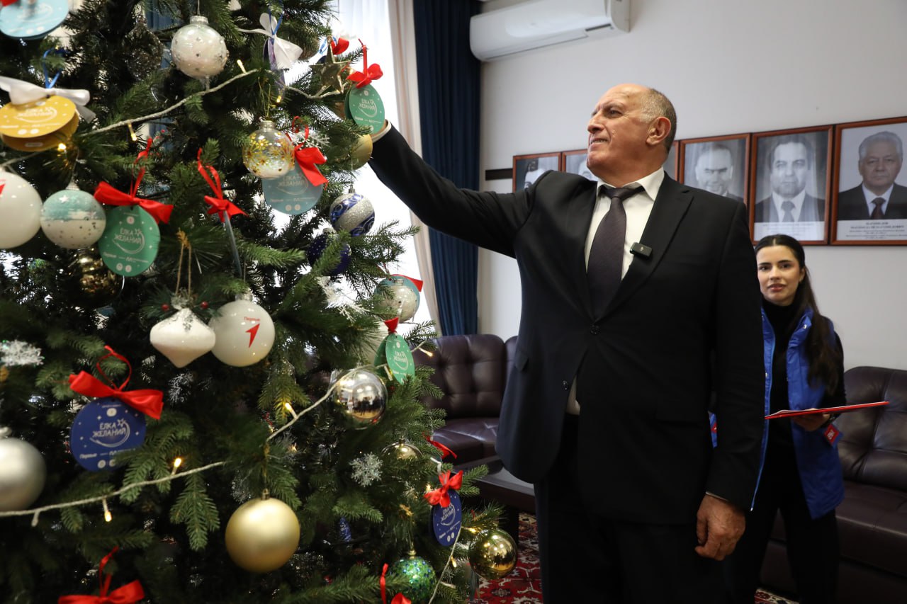 Абдулмуслим Абдулмуслимов принял участие в акции «Ёлка желаний»