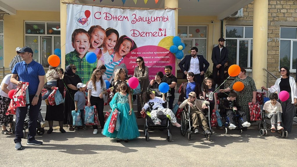 Члены партии «Единая Россия» в Дагестане поздравили детей с праздником