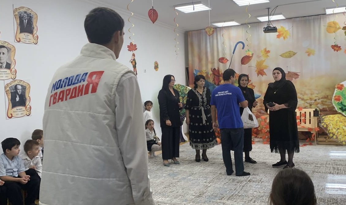 Молодогвардейцы поздравили работников детсада Дербента с профессиональным праздником