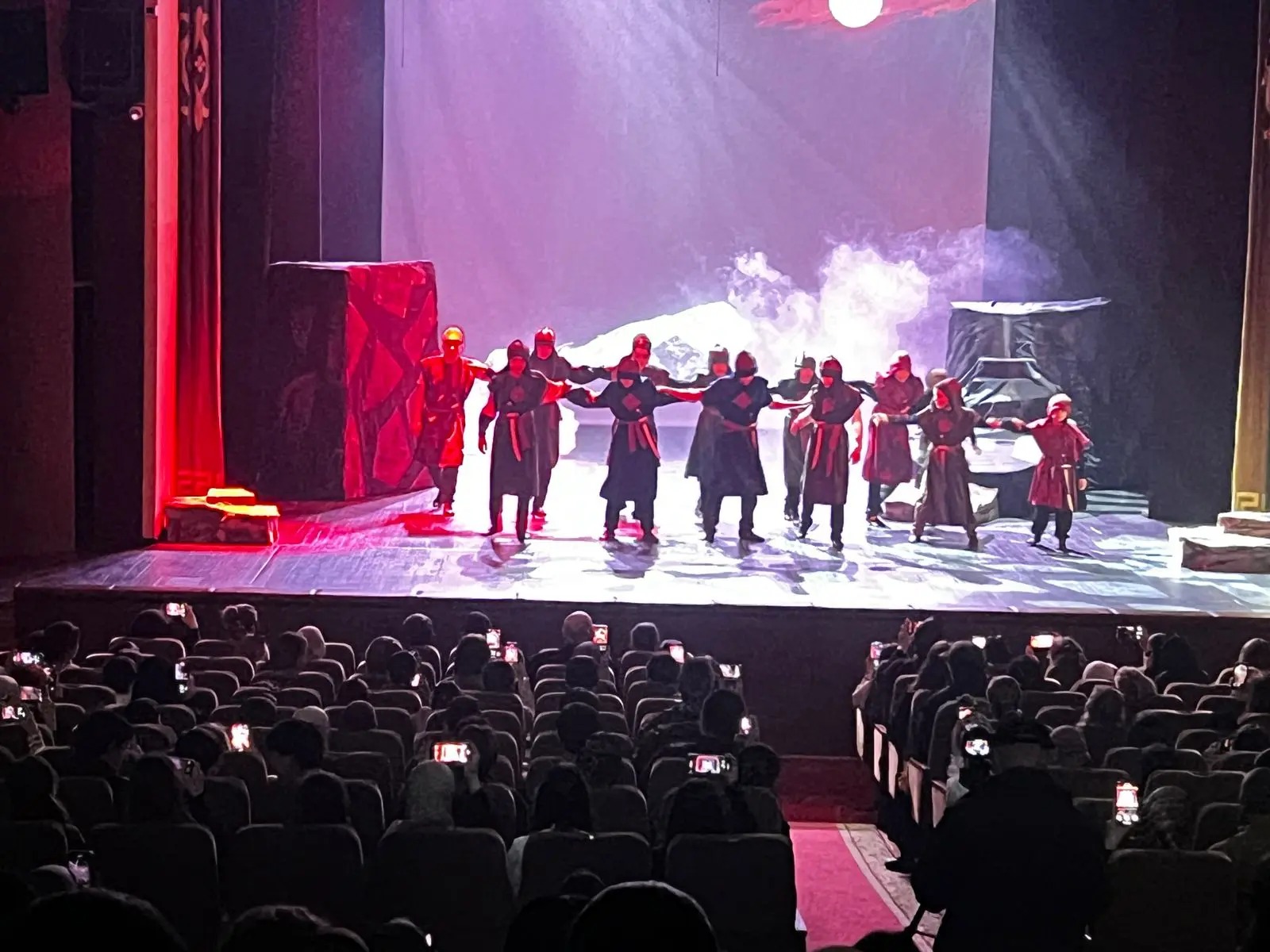 В Махачкале на сцене Кумыкского театра выступили дети участников СВО