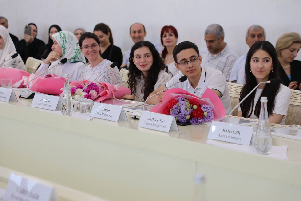 Премьер-министр Дагестана наградил стобалльников республики по ЕГЭ