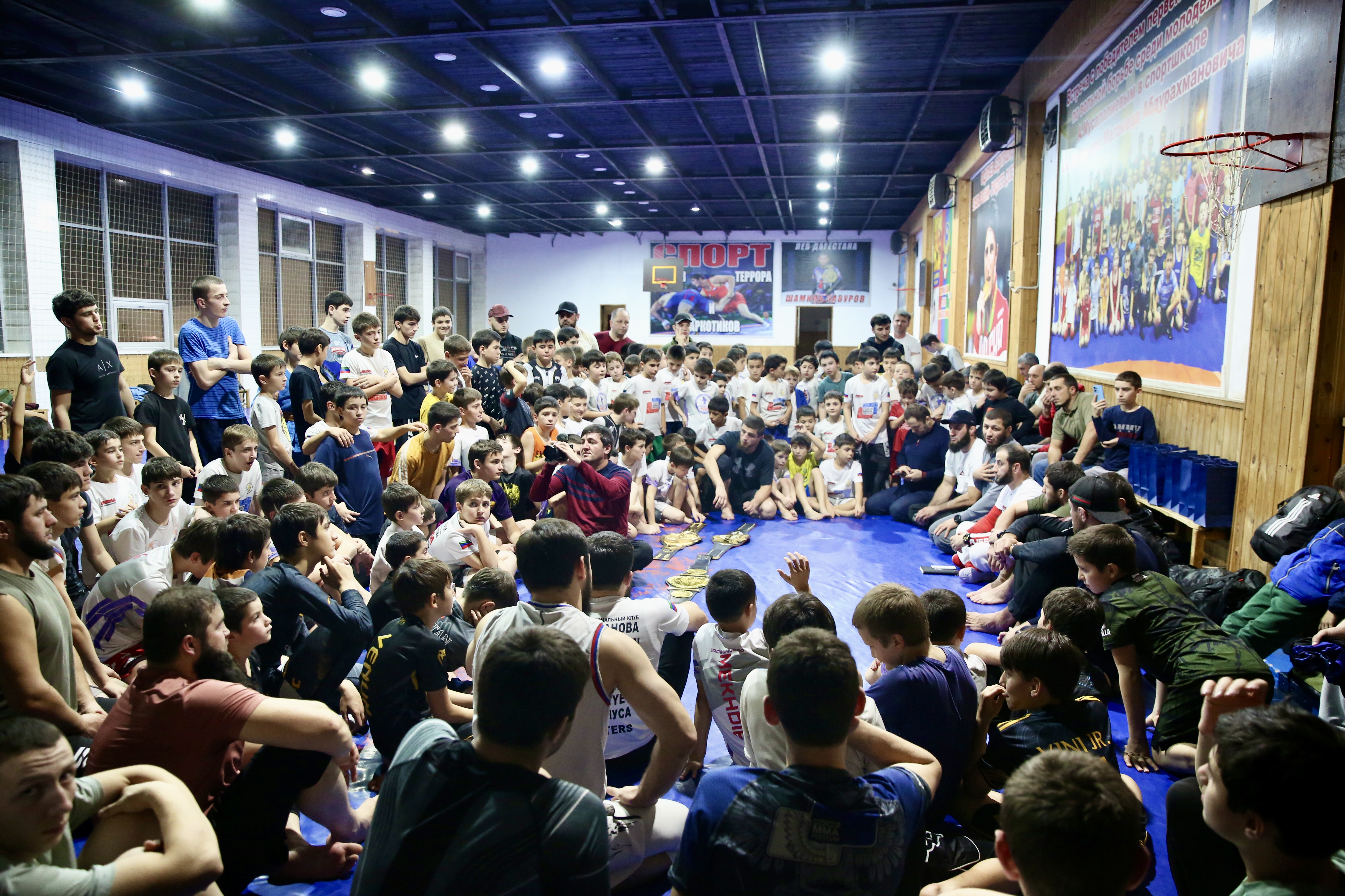 Дагестанские бойцы пообщались с молодежью Махачкалы