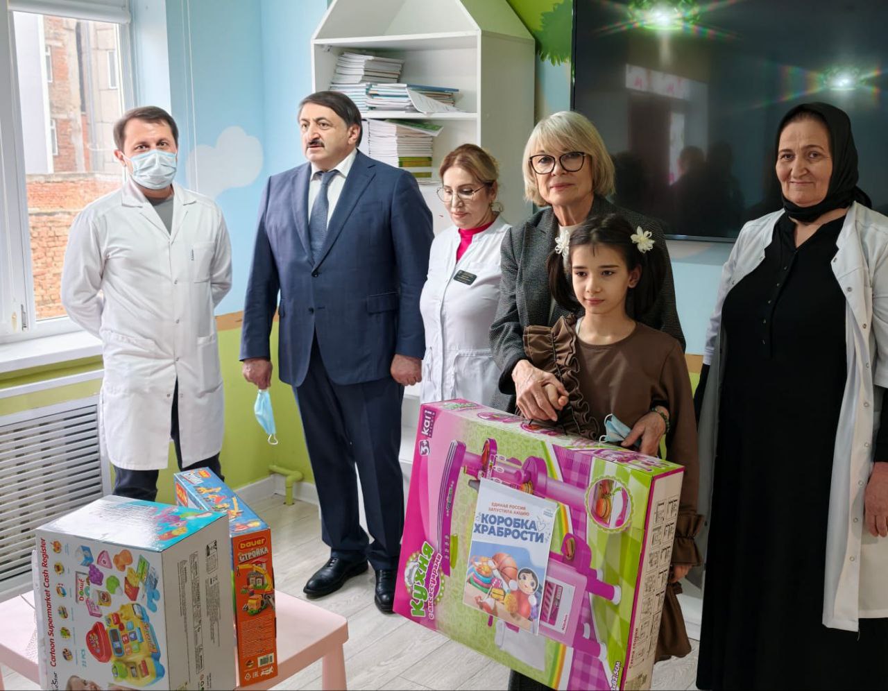 Депутат Госдумы РФ Джамаладин Гасанов привез подарки в отделение онкологии детской больницы