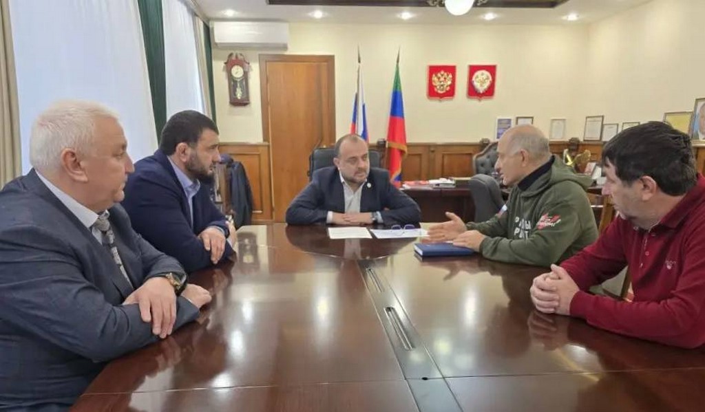 Глава Буйнакска обсудил поддержку участников СВО с координатором Благотворительного фонда «Всё для Победы»