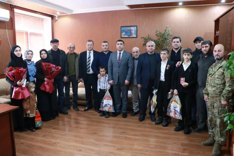 Глава Казбековского района вручил ордена Мужества родным погибших участников СВО