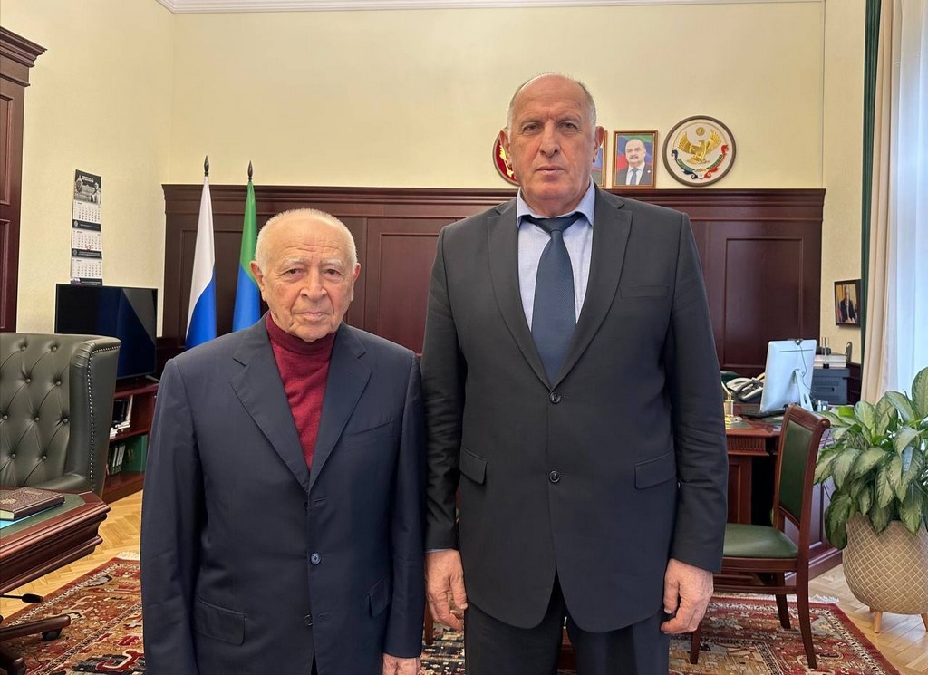 Абдулмуслим Абдулмуслимов поздравил Муху Алиева с 85-летним юбилеем