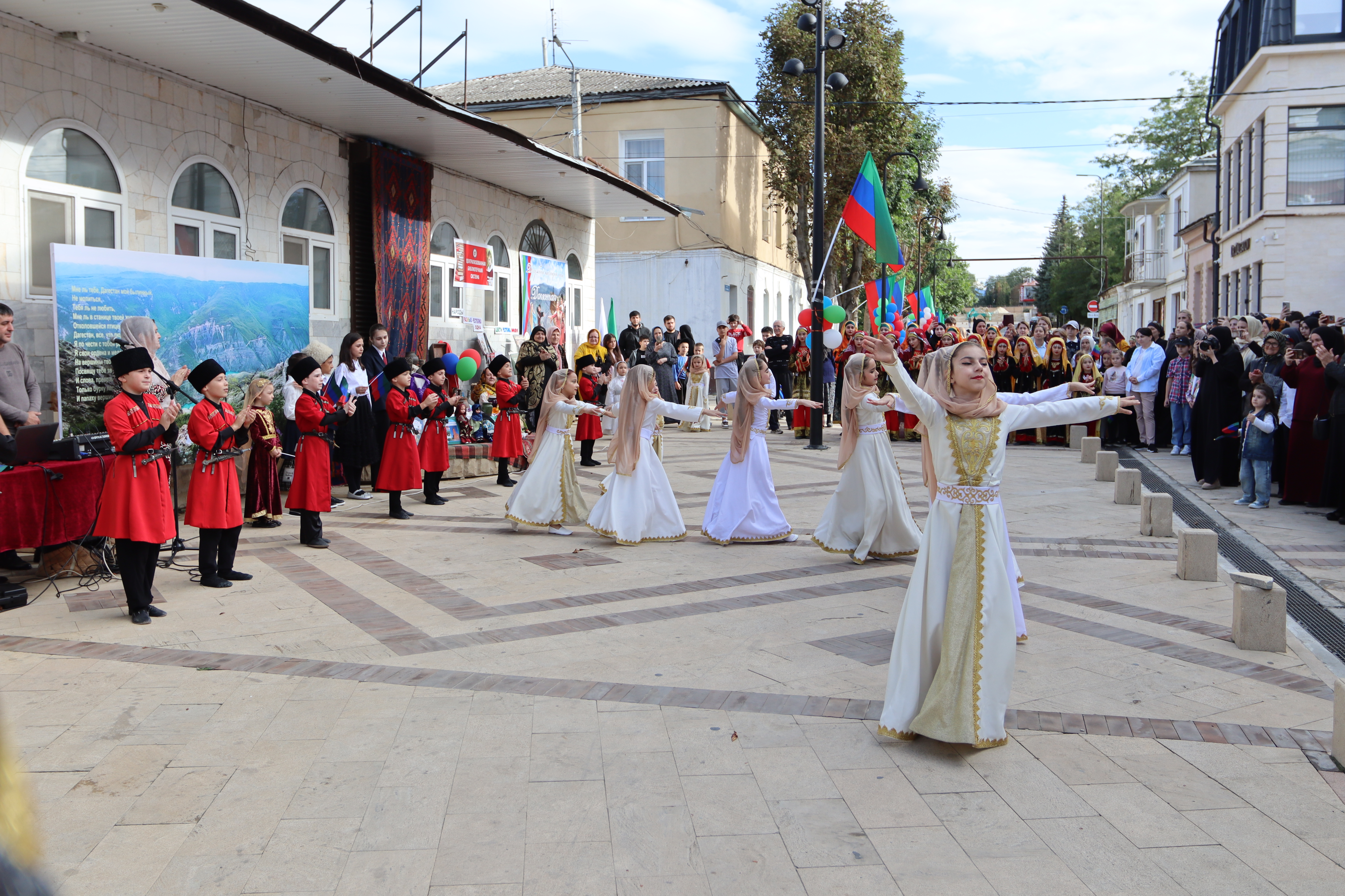 Буйнакск масштабно отметил День единства народов Дагестана