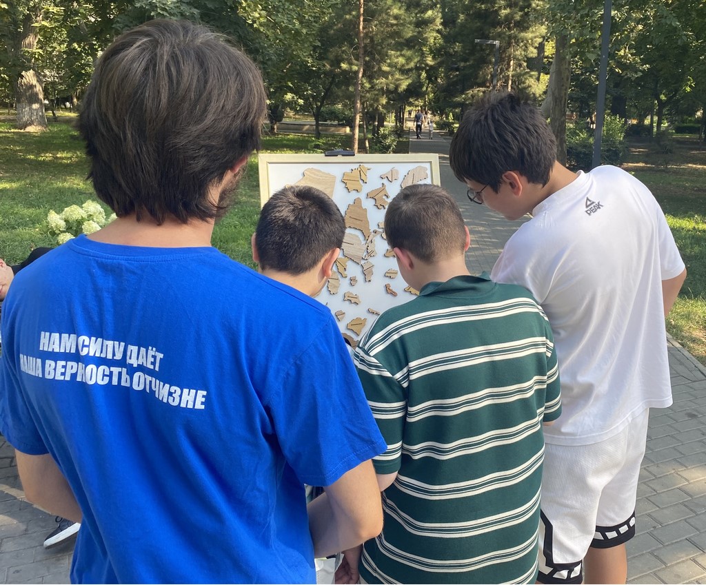 Молодогвардейцы в Махачкале провели патриотическую уличную акцию в День Конституции РД