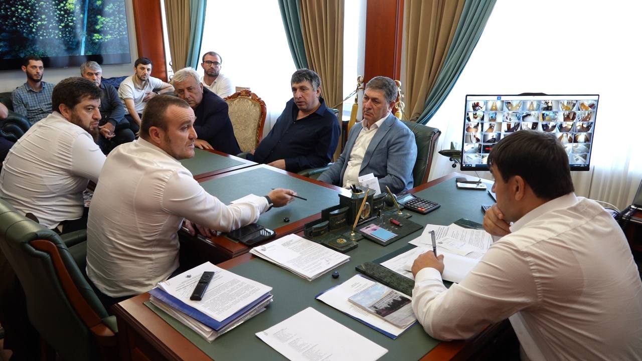 Власти Махачкалы обязали интернет-провайдеров ликвидировать хаотичное размещение кабелей связи