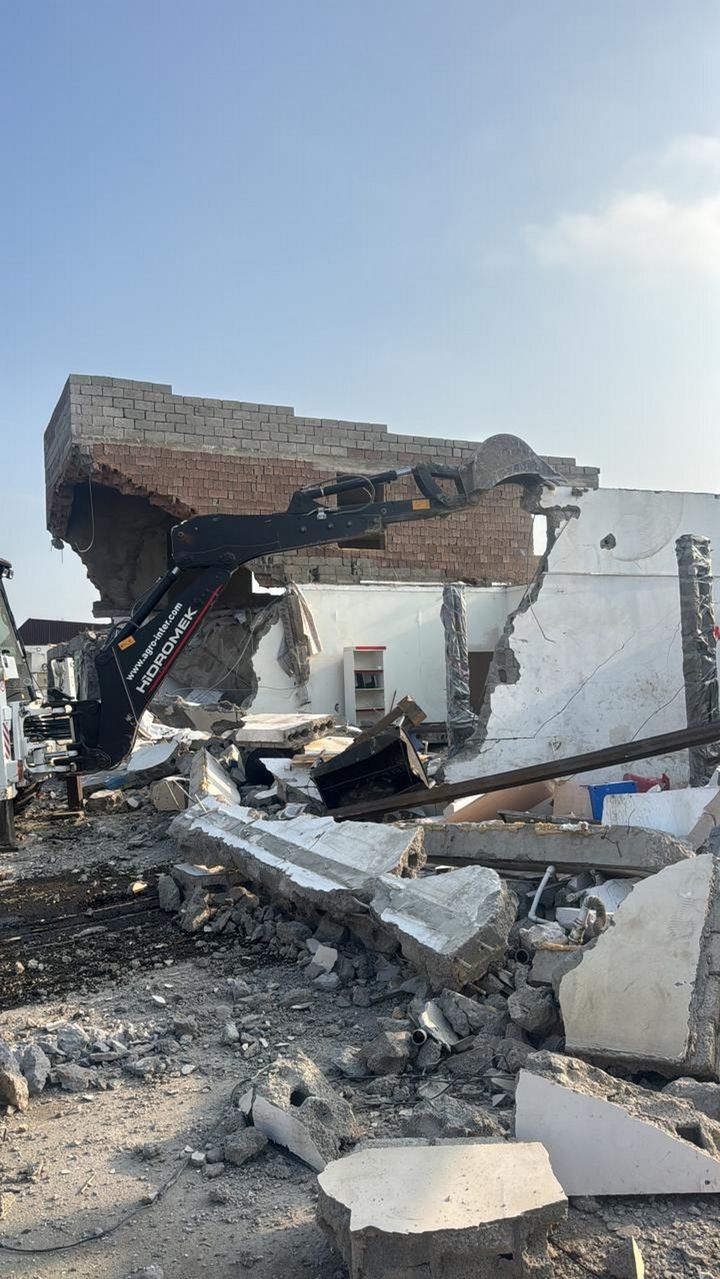 Комплекс из 9 незаконных построек снесли в Махачкале