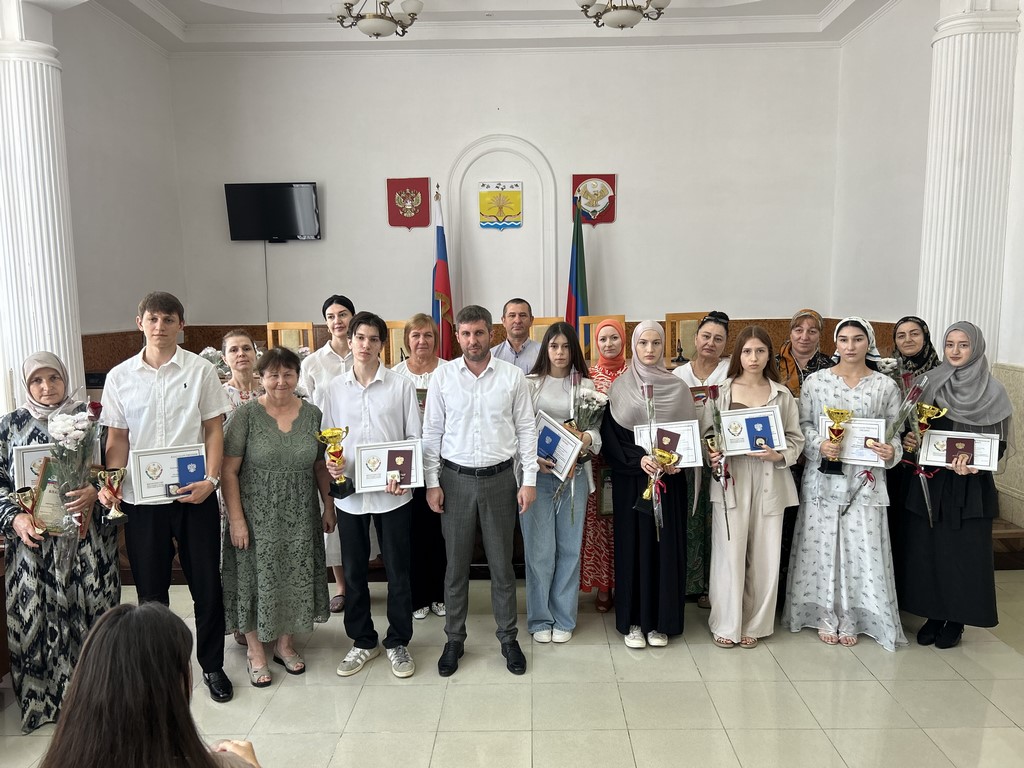 Лучших выпускников школ чествовали в Тарумовском районе