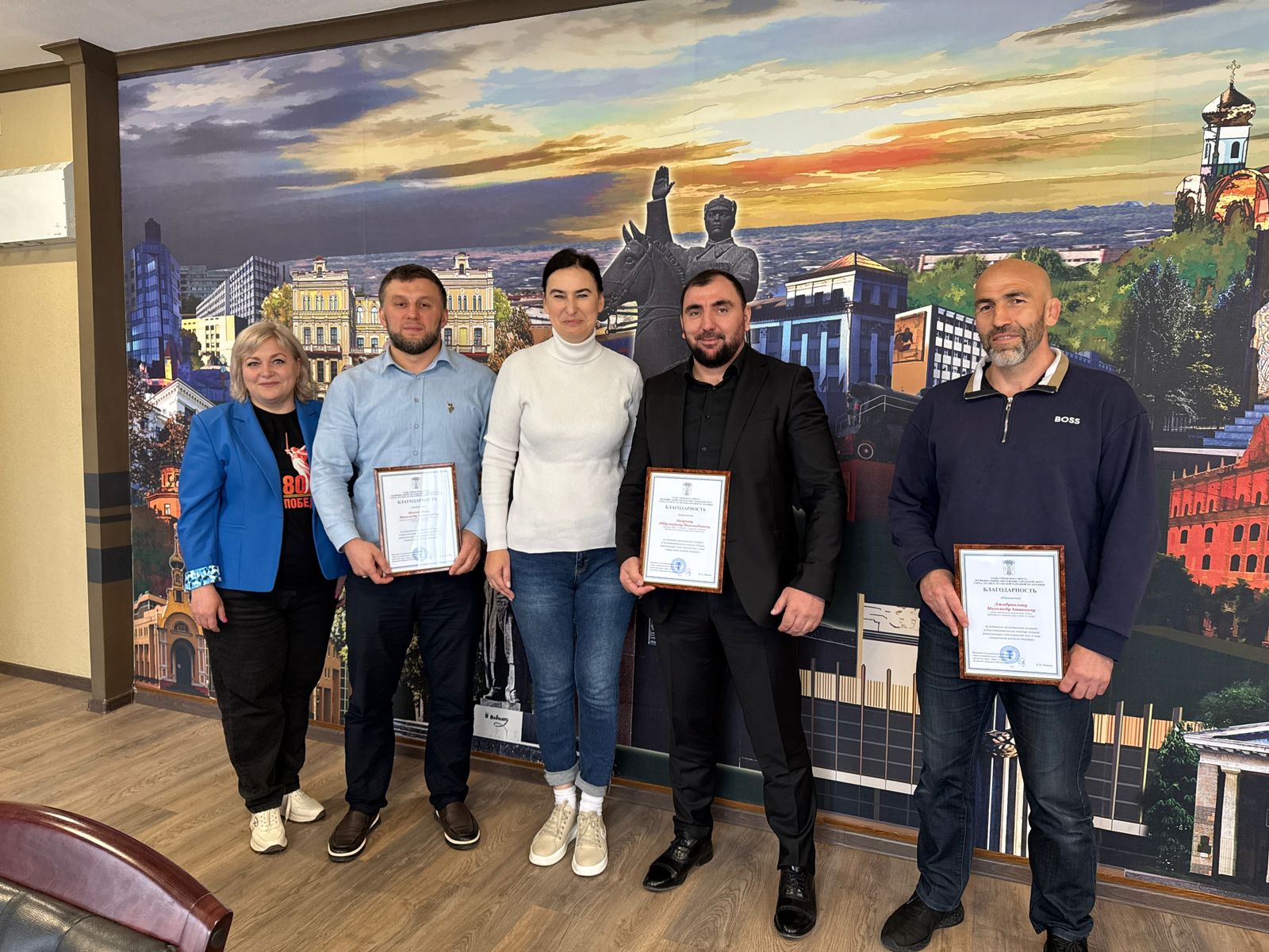 Известные дагестанские спортсмены в преддверии праздника Победы выехали с гуманитарной миссией в зону СВО