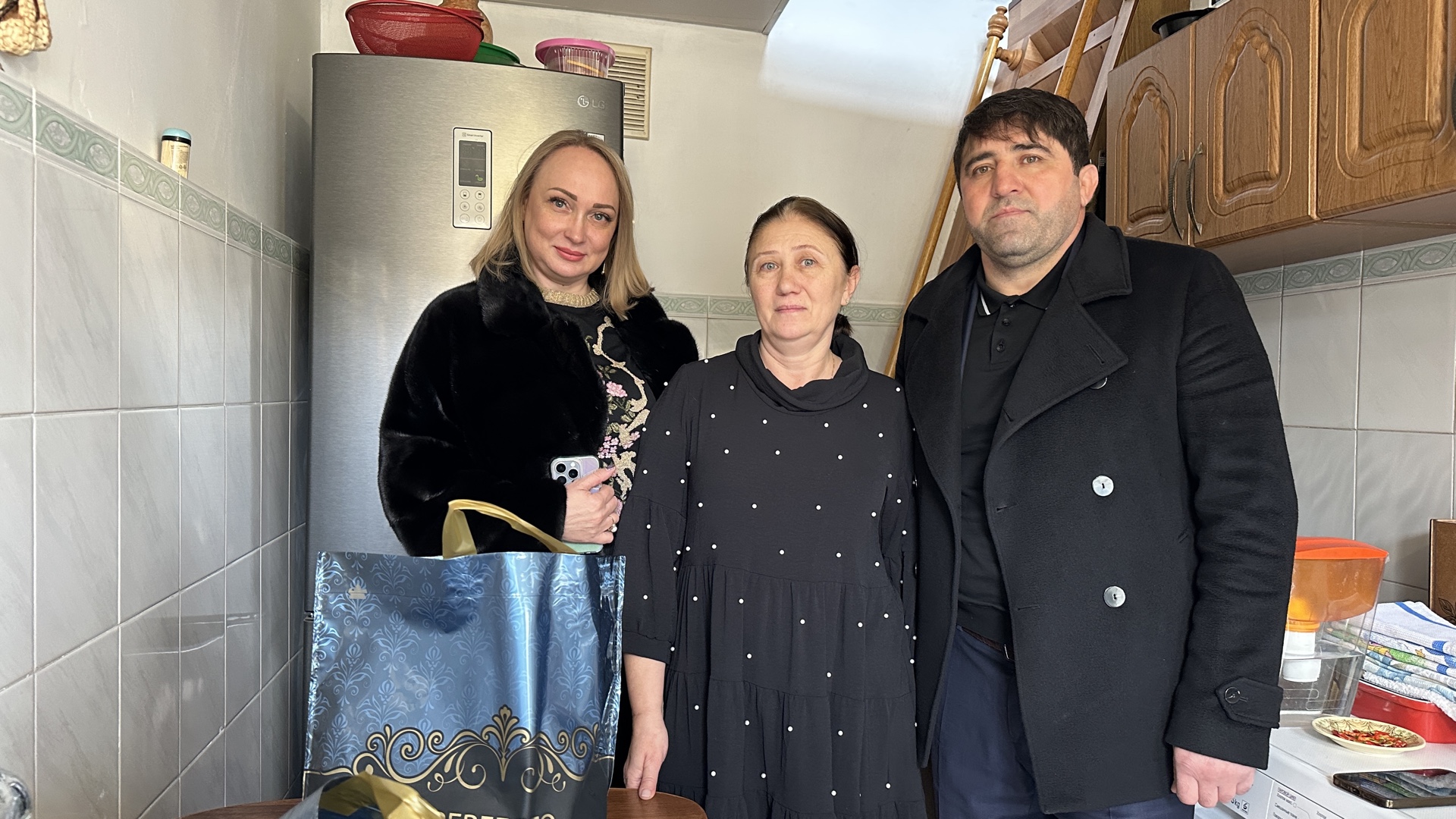 Депутаты Собрания посетили семьи героев в Махачкале в преддверие праздника