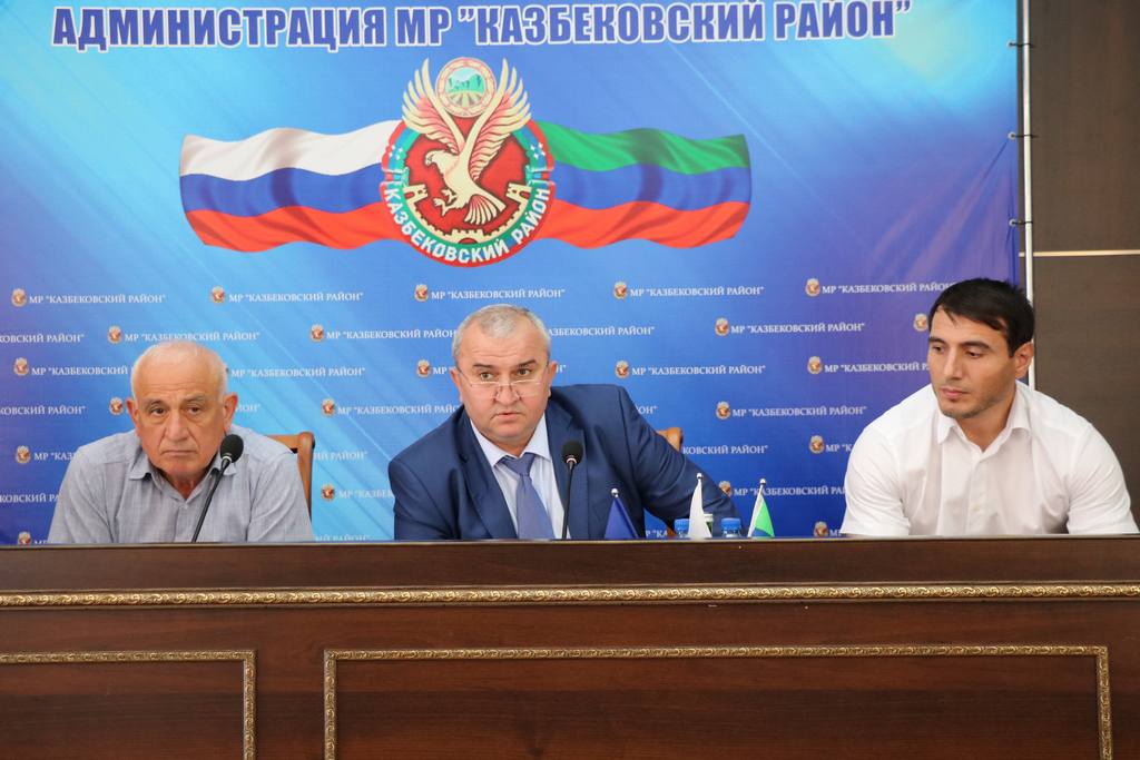 Глава Казбековского района провел совещание по вопросам выборов, образования и ЖКХ