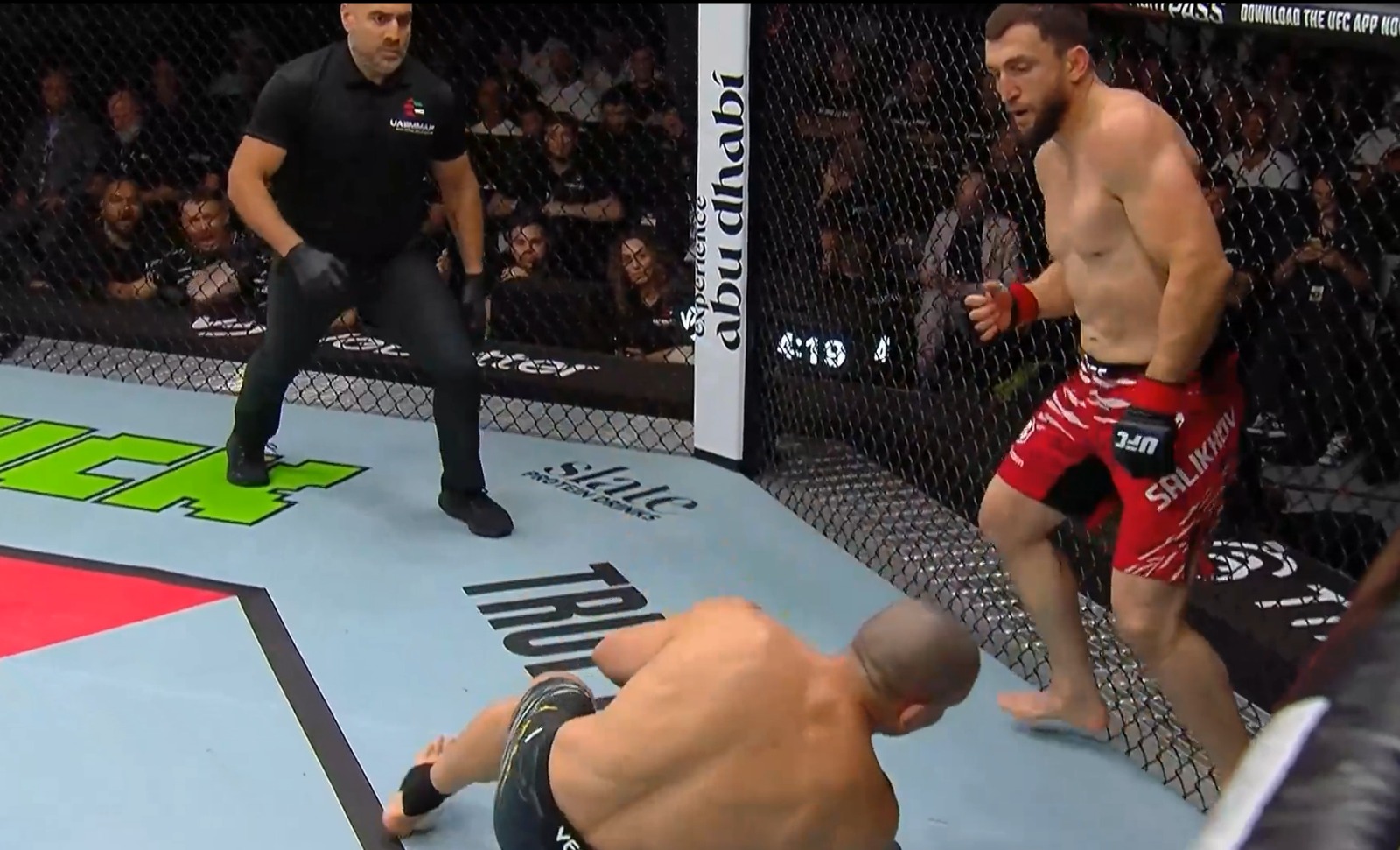 Муслим Салихов нокаутировал соперника на турнире UFC в Абу-Даби