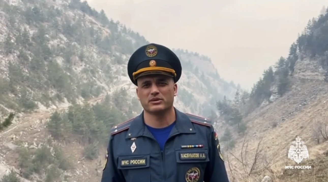 Более 370 человек продолжают тушить ландшафтный пожар в Дагестане