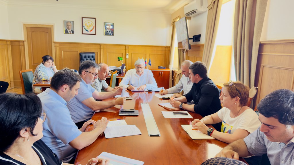 В Новолакском районе обсудили ремонт дорог, школ и другие важные вопросы