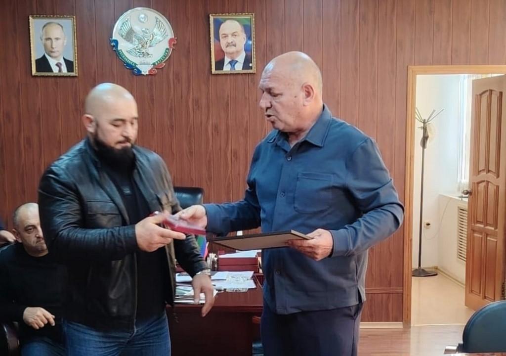 Главе села Аладаш Курахского района вручили благодарственное письмо и медаль «За помощь фронту»