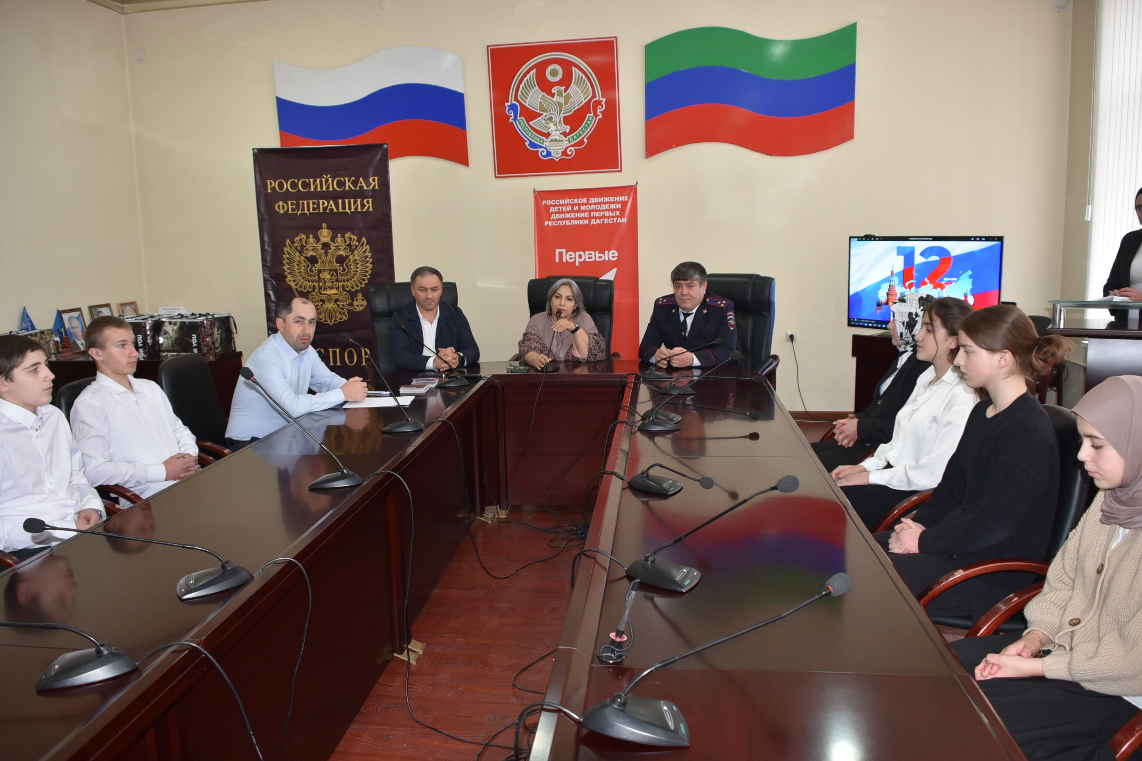 Юным ребятам из Акушинского района вручили первые паспорта РФ