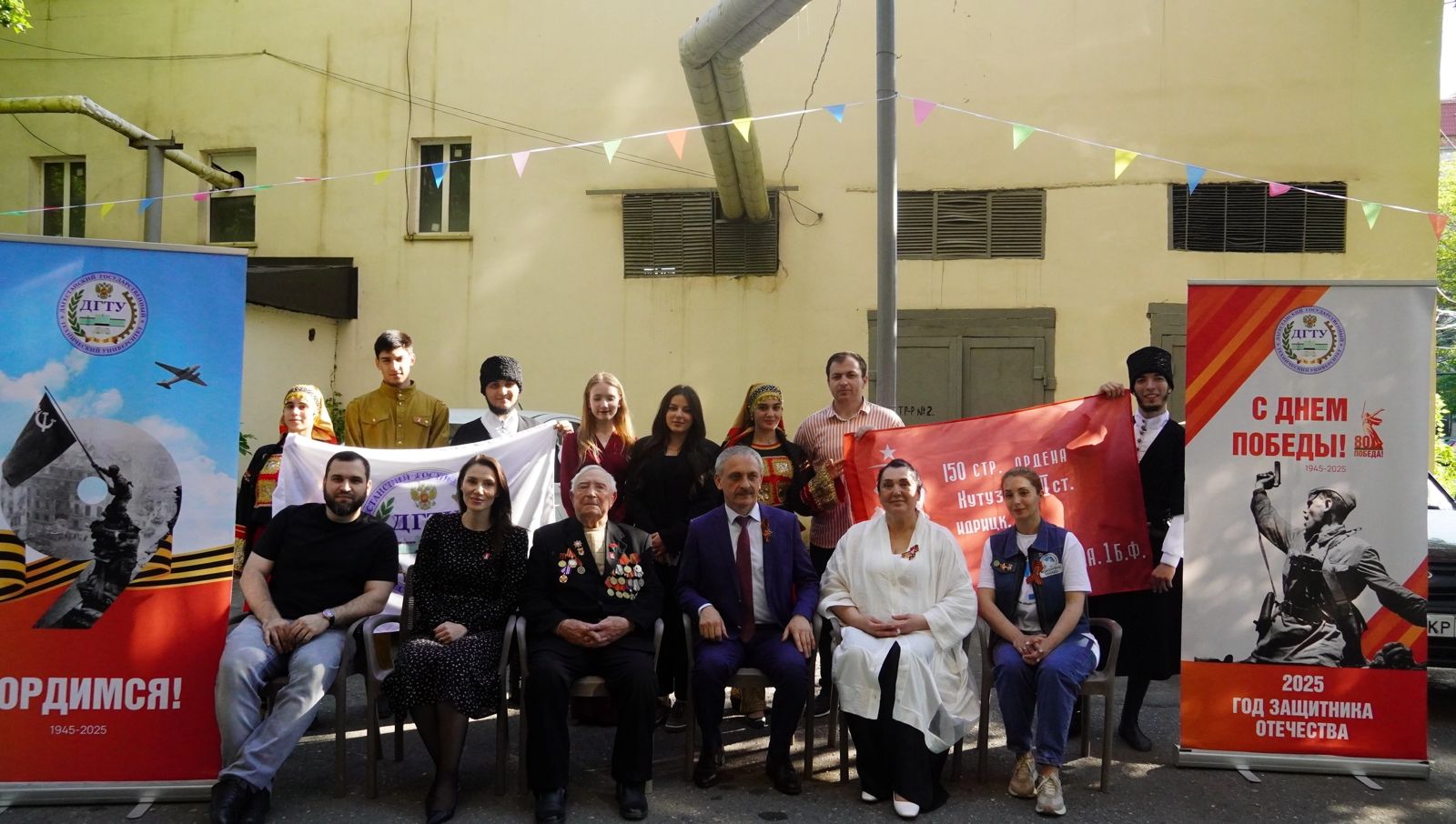 Коллектив ДГТУ поздравил ветерана Великой Отечественной войны Юрия Петрухина с Днем Победы