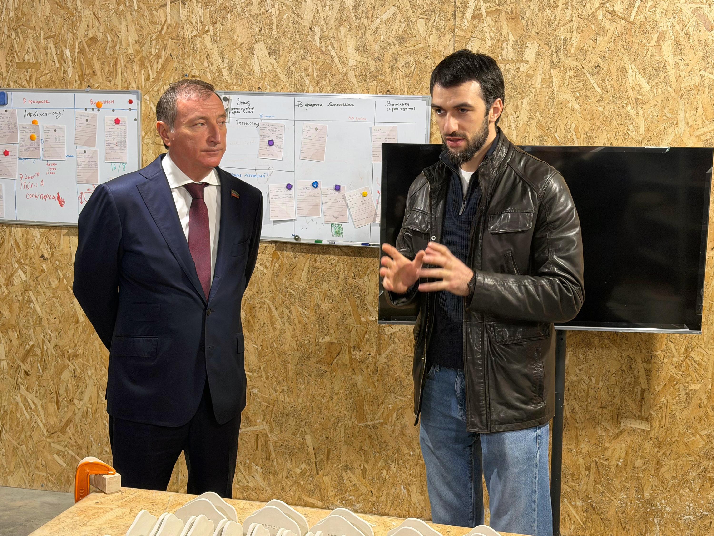 Председатель парламента Дагестана посетил гончарную мастерскую предпринимателя Ильяса Гасангусейнова