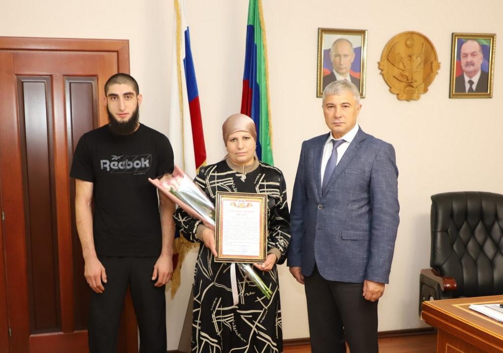 Глава Кизлярского района вручил благодарность матери участника СВО