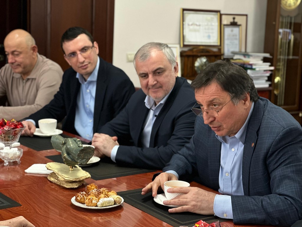 В ДГУ состоялось награждение добровольцев знаками «Юный защитник Отечества»