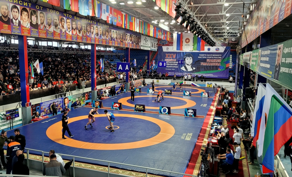 Определены первые финальные пары борцовского турнира памяти Шамиля Умаханова