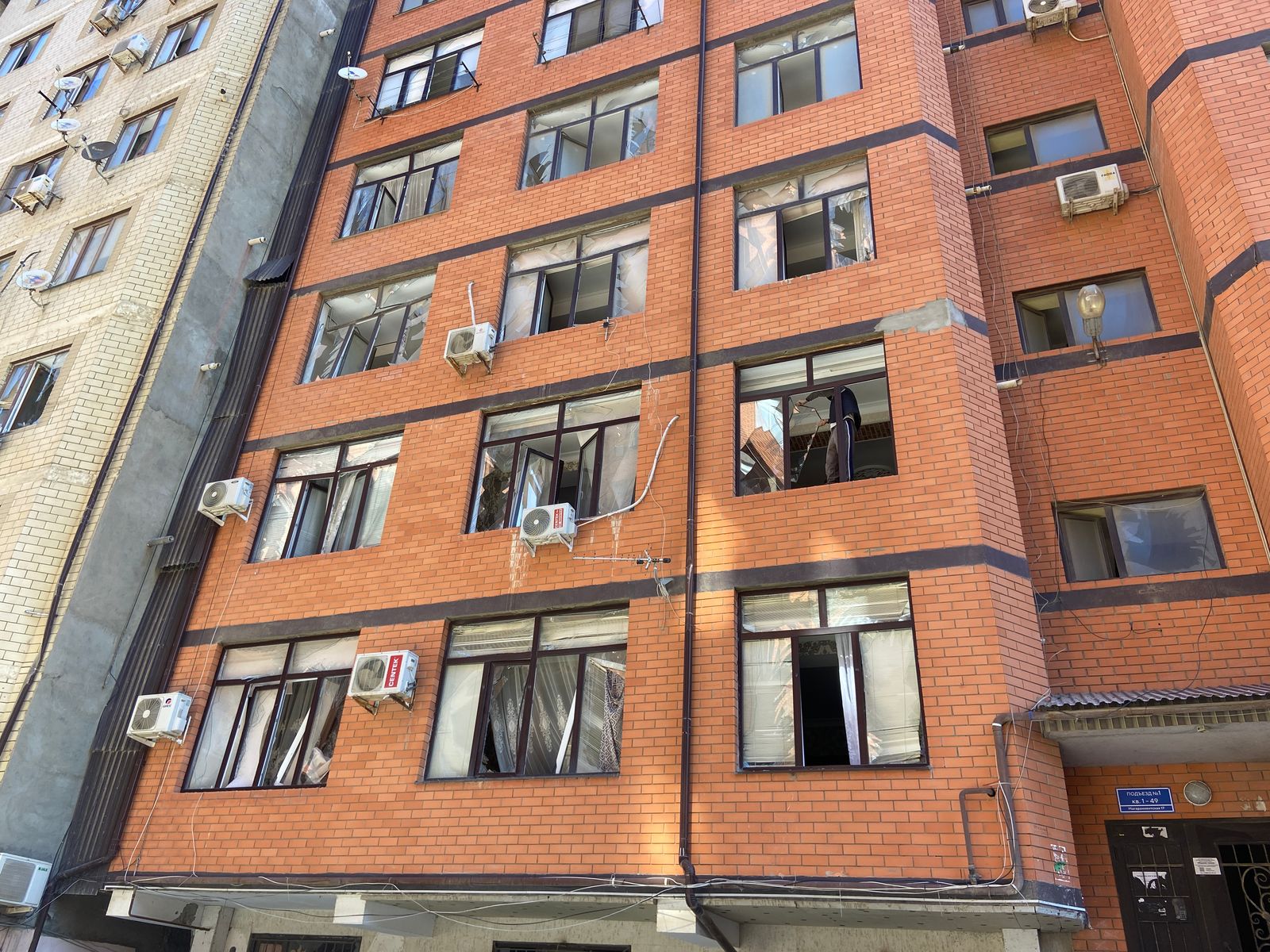 Сотрудники МЧС эвакуировали 150 жильцов из дома в Махачкале