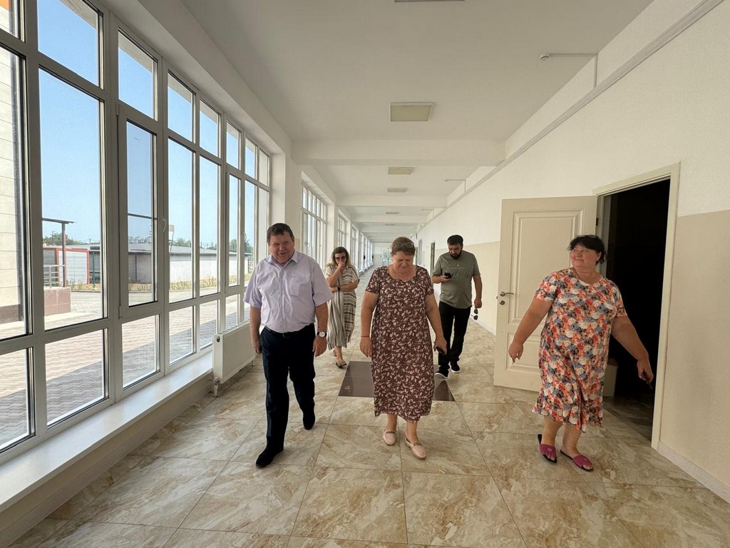 Мэр Кизляра осмотрел новую школу №8, которая откроется 1 сентября