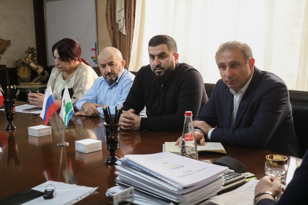 Глава Дербентского района встретился с родными военнослужащих