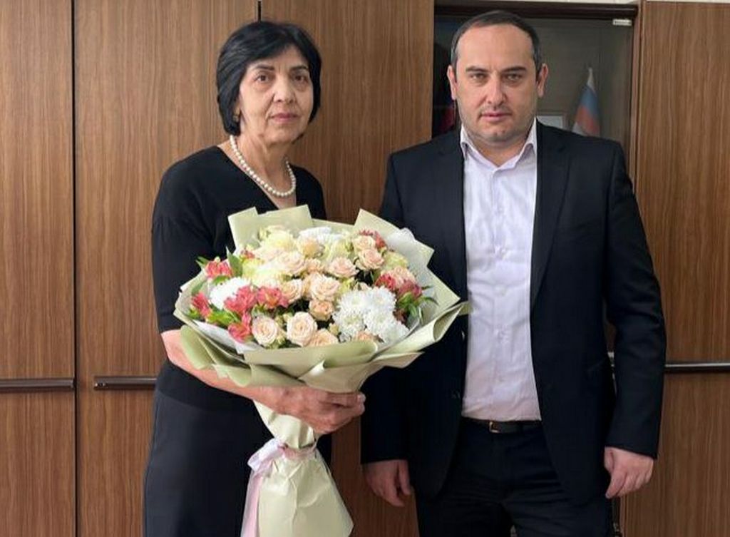Глава Каякентского района поздравил с юбилеем ветерана муниципальной службы Саният Зульпикарову