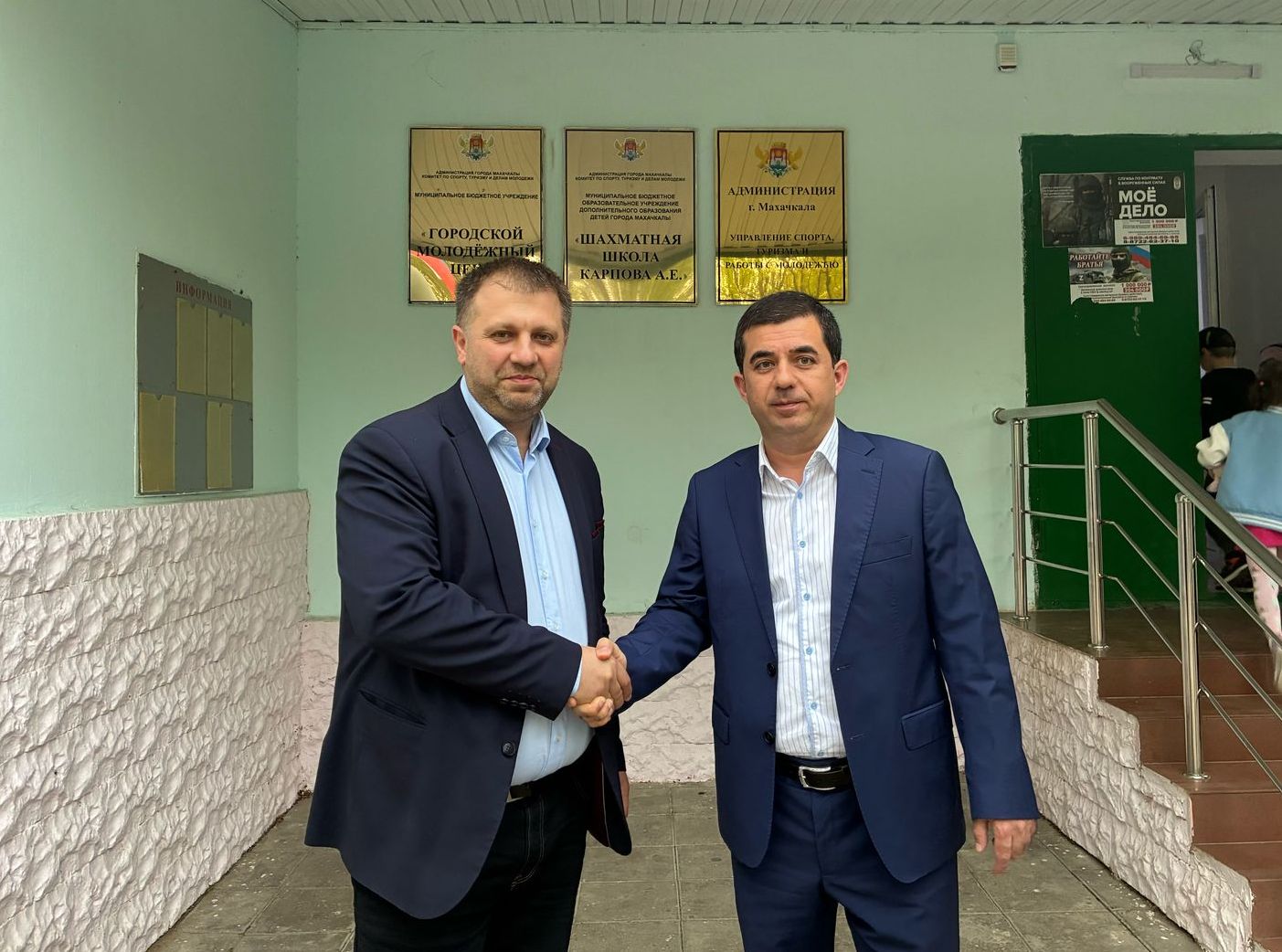 Представитель Федерации шахмат России посетил шахматную школу в Махачкале