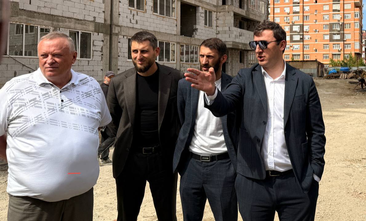 Руководство Минстроя РД проверило ход строительства жилого комплекса для переселенцев в Каспийске