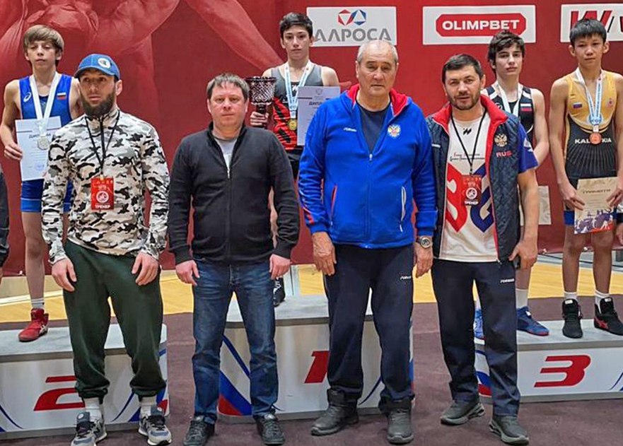 Двое дагестанских борцов добыли «золото» на Первенстве России